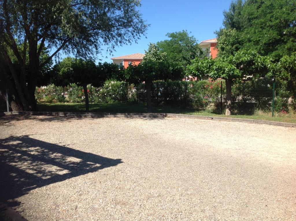 Ibis Budget Saint Christol Les Ales Buitenkant foto